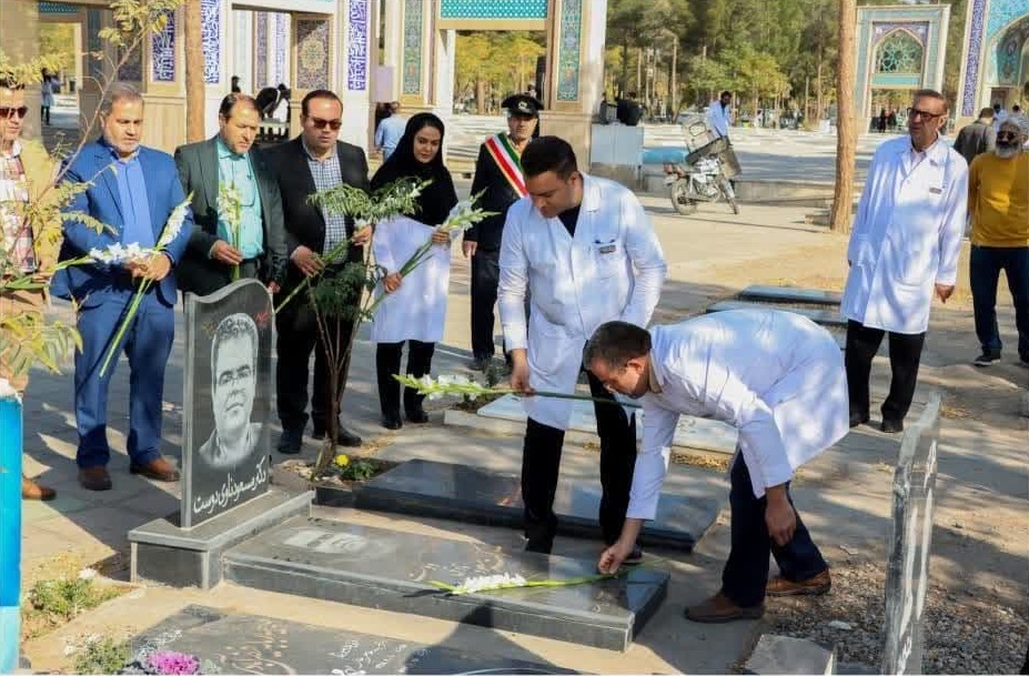ادای احترام منادیان سلامت به شهید مدافع سلامت دانشگاه علوم پزشکی سبزوار ادای احترام منادیان سلامت به شهید مدافع سلامت دانشگاه علوم پزشکی سبزوار