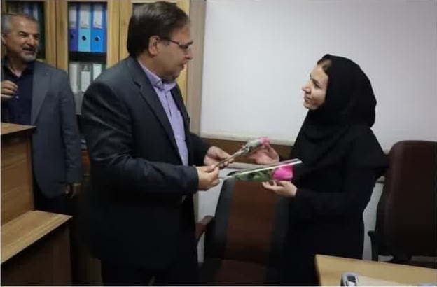 اهدای گل رئیس دانشگاه به مناسبت گرامیداشت روز جهانی ماما اهدای گل رئیس دانشگاه به مناسبت گرامیداشت روز جهانی ماما