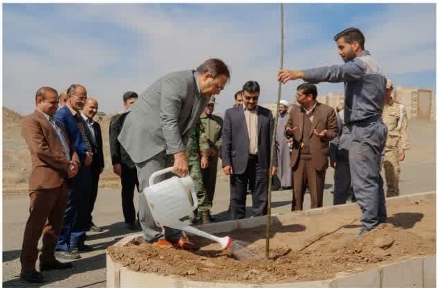 کاشت 600 اصله درخت مثمر و غیر مثمر در بلوار پردیس دانشگاه کاشت 600 اصله درخت مثمر و غیر مثمر در بلوار پردیس دانشگاه